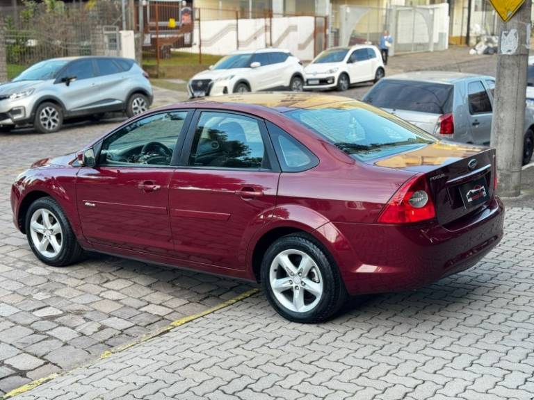 FORD - FOCUS - 2010/2010 - Vermelha - R$ 38.900,00