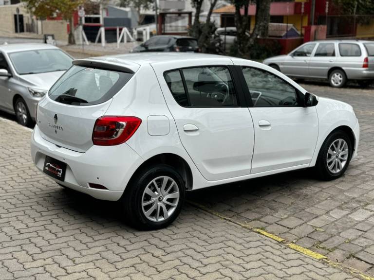 RENAULT - SANDERO - 2016/2016 - Branca - R$ 39.500,00