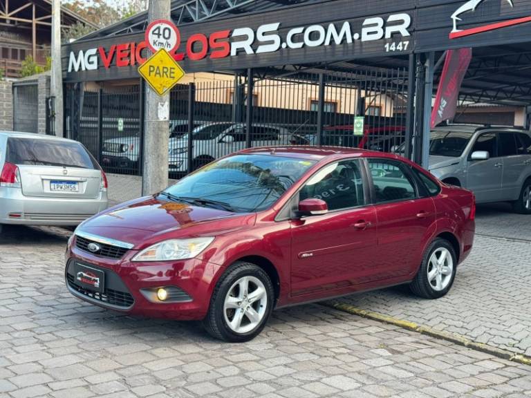 FORD - FOCUS - 2010/2010 - Vermelha - R$ 38.900,00