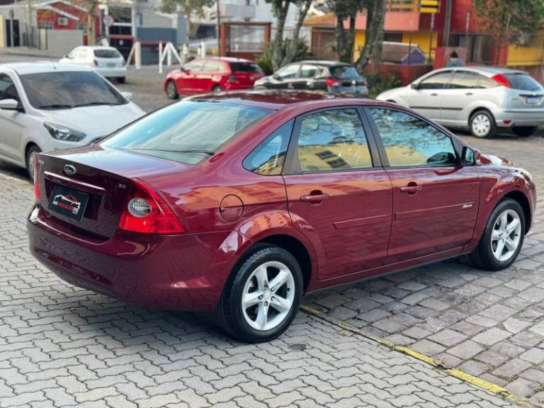 FORD - FOCUS - 2010/2010 - Vermelha - R$ 38.900,00