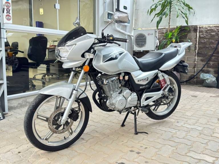 SUZUKI - GSR - 2016/2016 - Prata - R$ 7.900,00