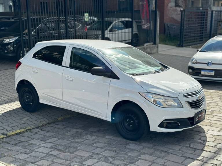CHEVROLET - ONIX - 2015/2015 - Branca - R$ 40.900,00