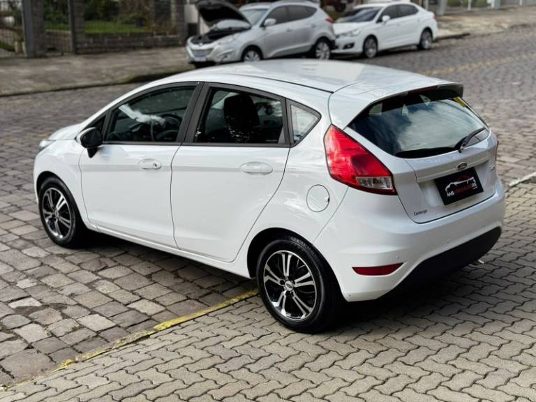 FORD - FIESTA - 2016/2015 - Bronze - R$ 48.900,00