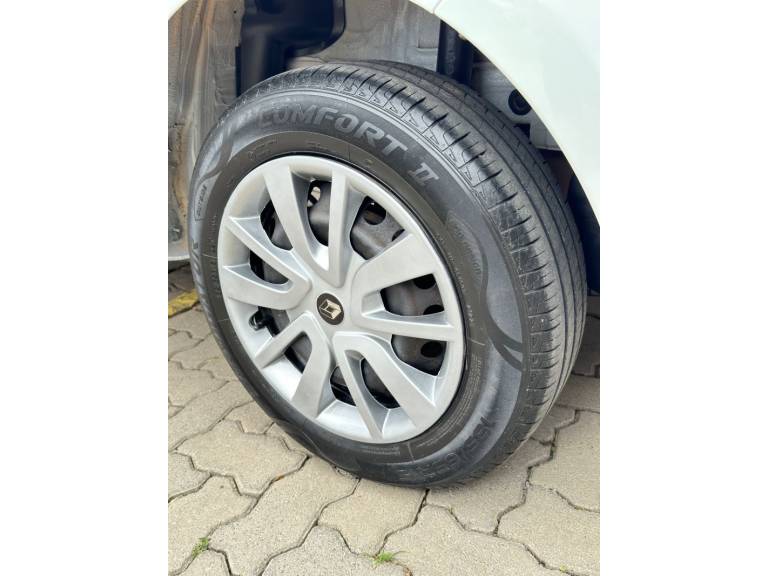 RENAULT - SANDERO - 2016/2016 - Branca - R$ 39.500,00