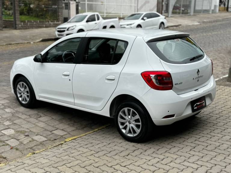 RENAULT - SANDERO - 2016/2016 - Branca - R$ 39.500,00